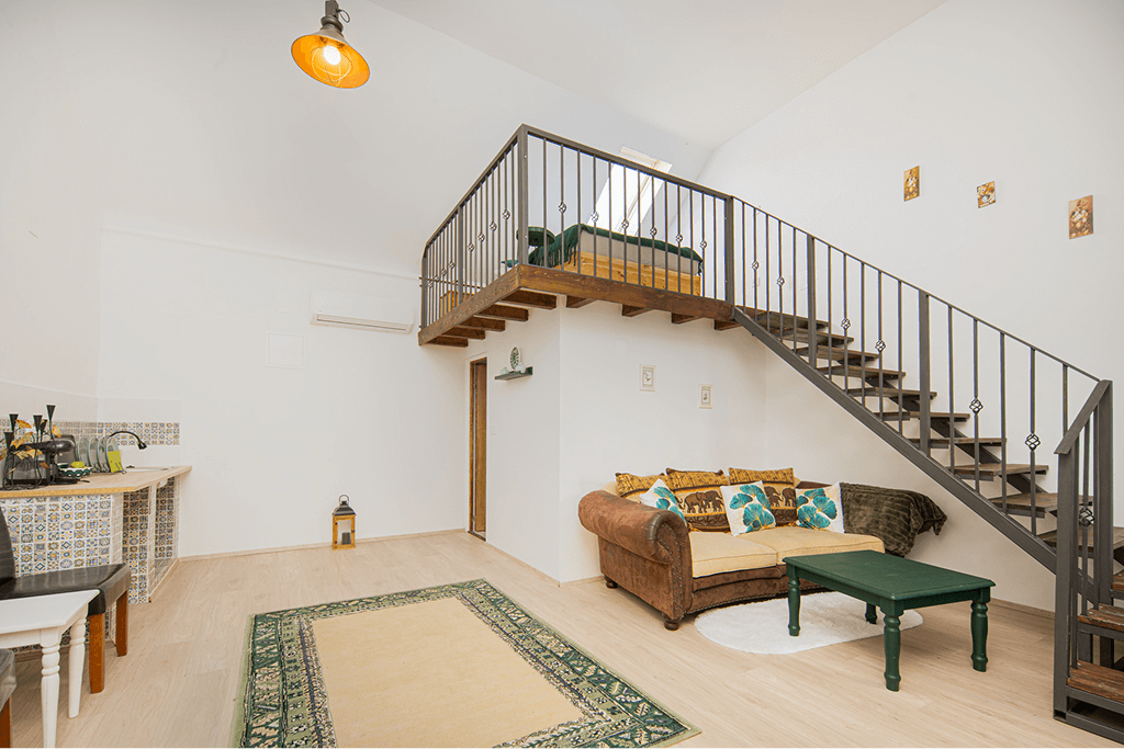 REDSTONEAPARTMAN-ROMANTIK